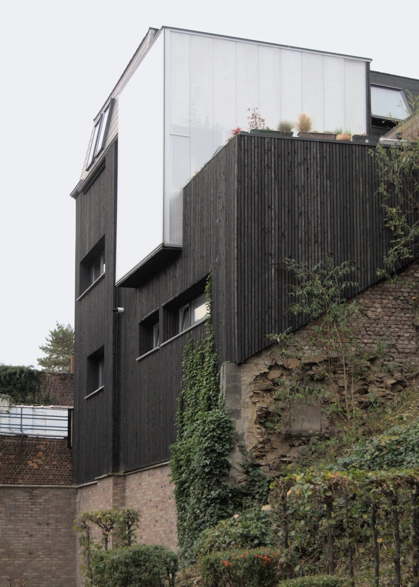 Photo d'architecture de la nouvelle façade en bois noir et polycarbonate à Vervier