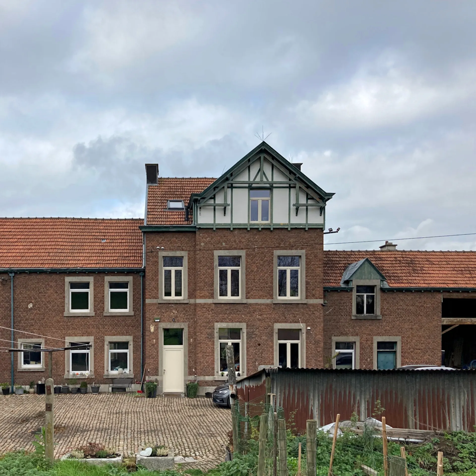 Façade de la ferme avant rénovation par le bureau d'architecture verviétois N8