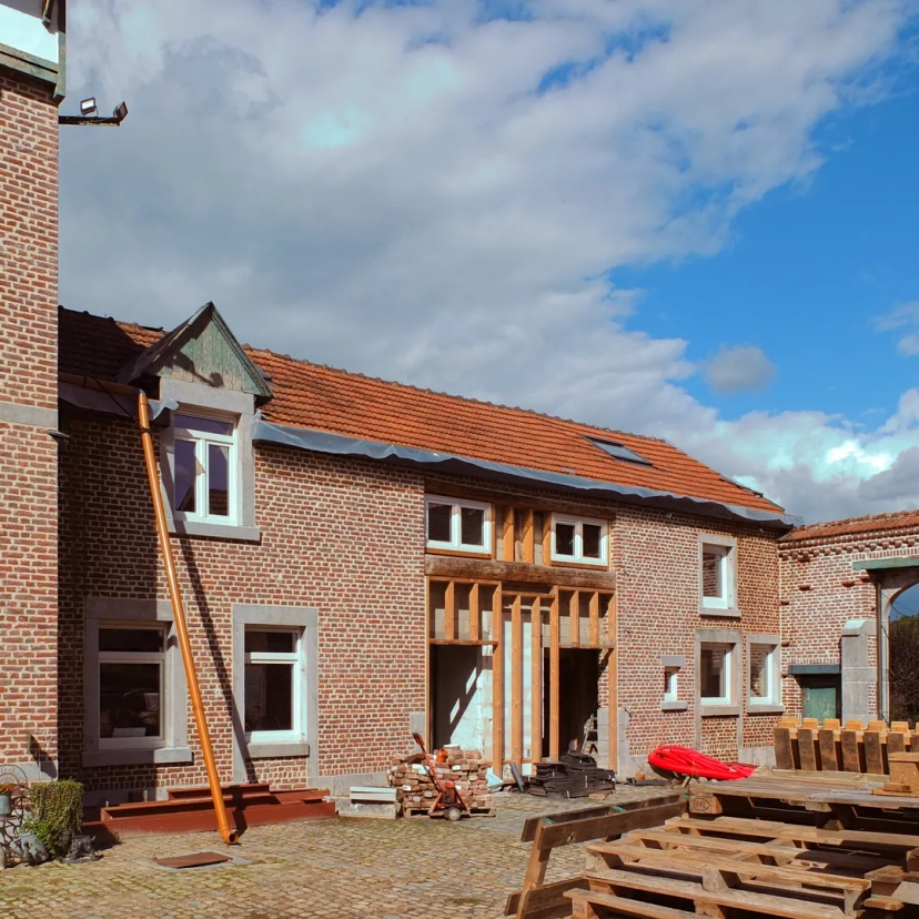 Chantier de rénovation d'une ferme à Pepinster re-création d'une façade en structure bois
