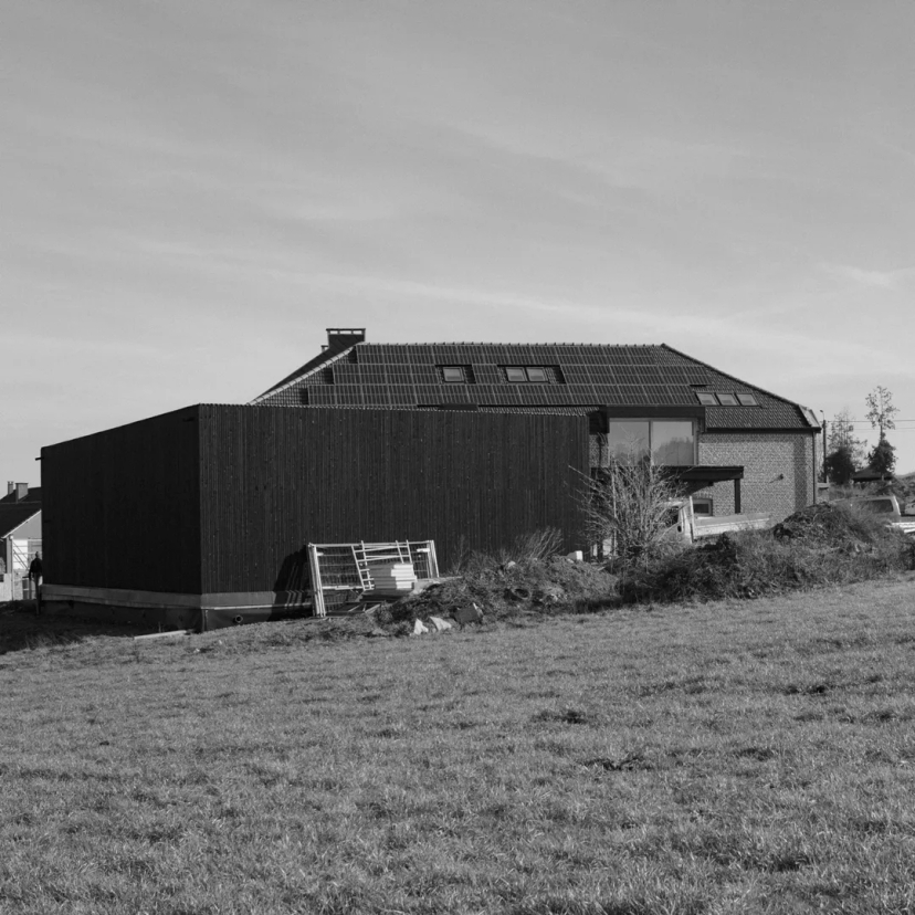 Nouveau garage façade en bois noir N8 architecture