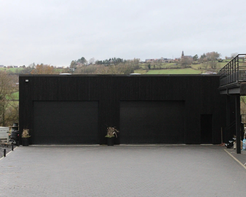 Nouveau garage façade en bois noir N8 architecture