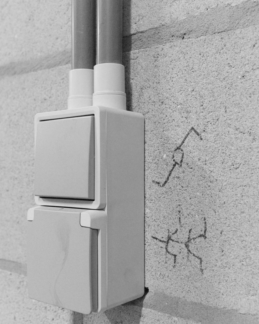 Détail de l'intérieur du nouveau garage les schémas de pose des électriciens restent visibles sur le mur brut