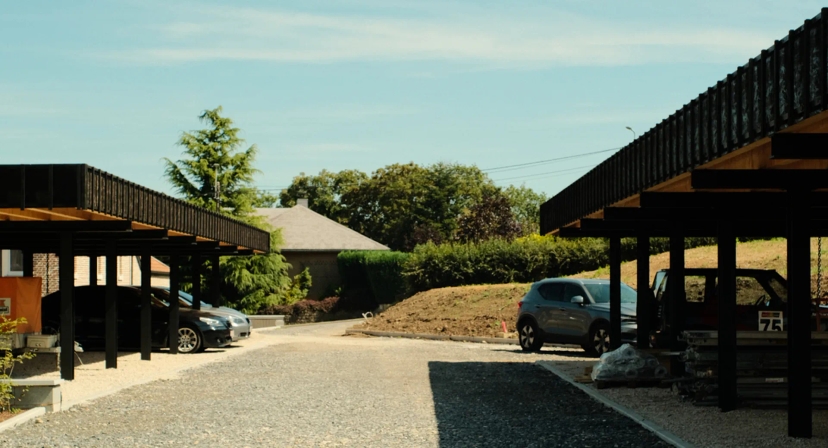 Ensemble de nouveaux carports en acier