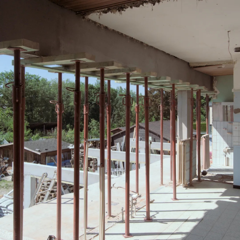 Photographie du détail d'étaiement d'une poutre en béton armé