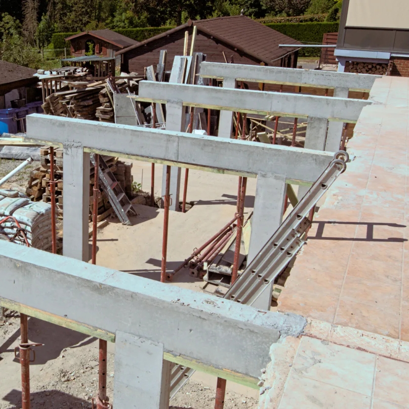 Photographie du chantier de construction de portiques en béton armé à Court-Saint-Etienne