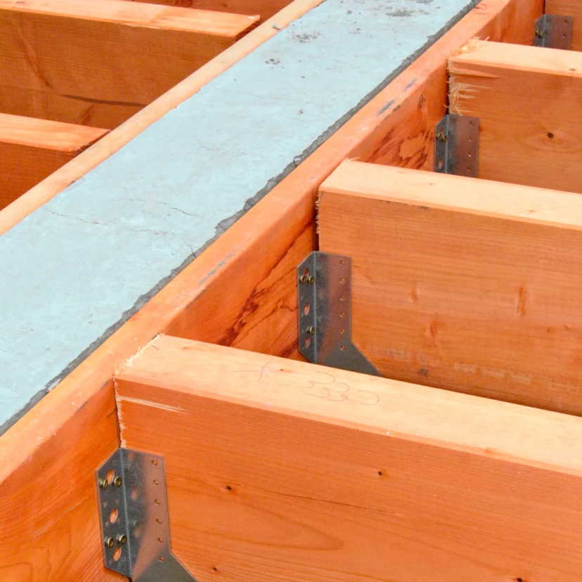 Détail du plancher en bois posé entre les portiques en béton