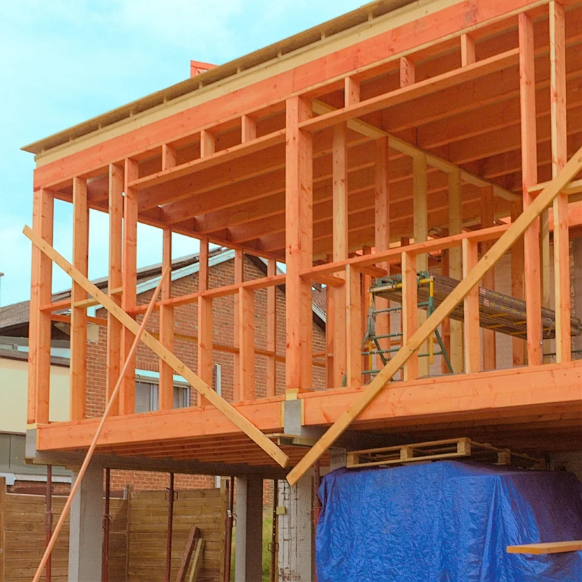 Extension en structure bois en cours de montage