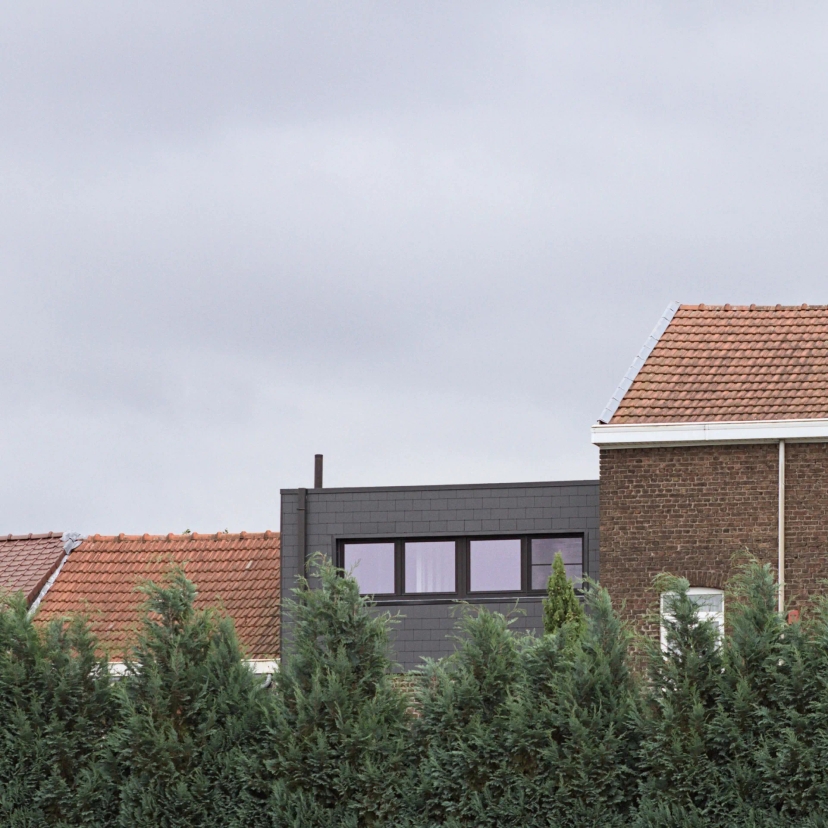 Photographie d'un nouveau volume d'habitation réalisé en toiture d'une maison mitoyenne à Liège par N8 architecture