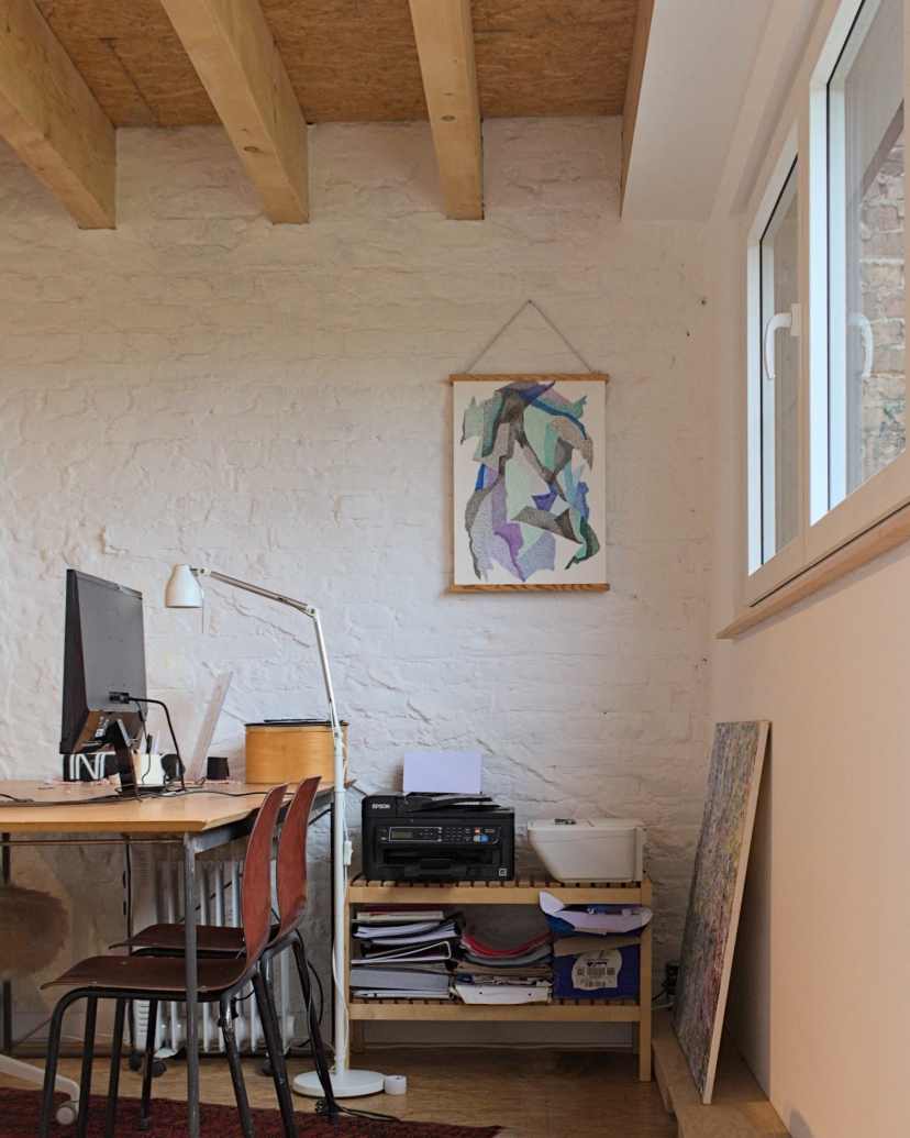 Intérieur de la nouvelle extension, le bureau profite de la lumière et de la vue, les briques anciennes restent bien visibles