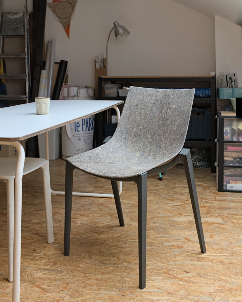 Photographie d'une chaise en matériaux composites de Romy Di Donato dans son nouvel atelier à Liège