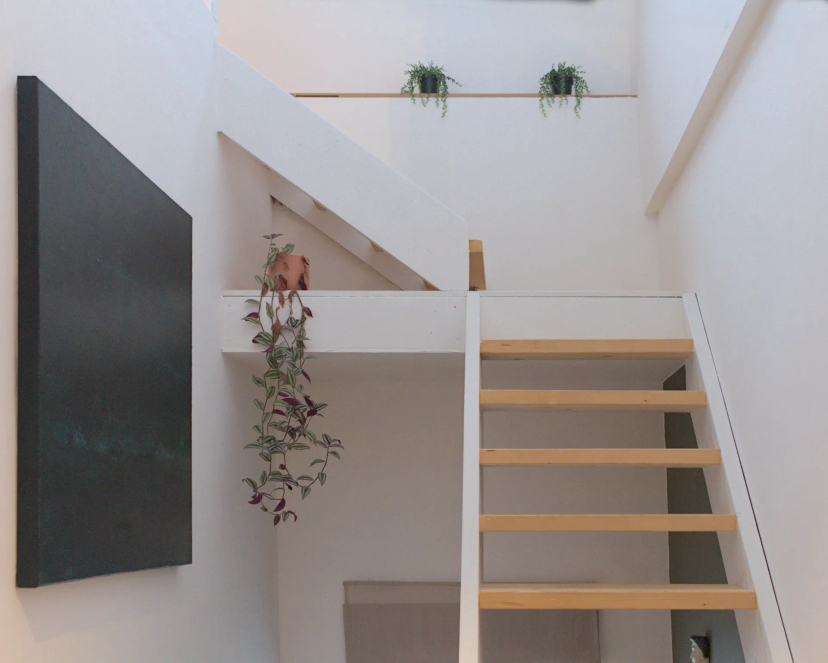 Nouvel escalier en bois à l'intérieur d'une maison transformée