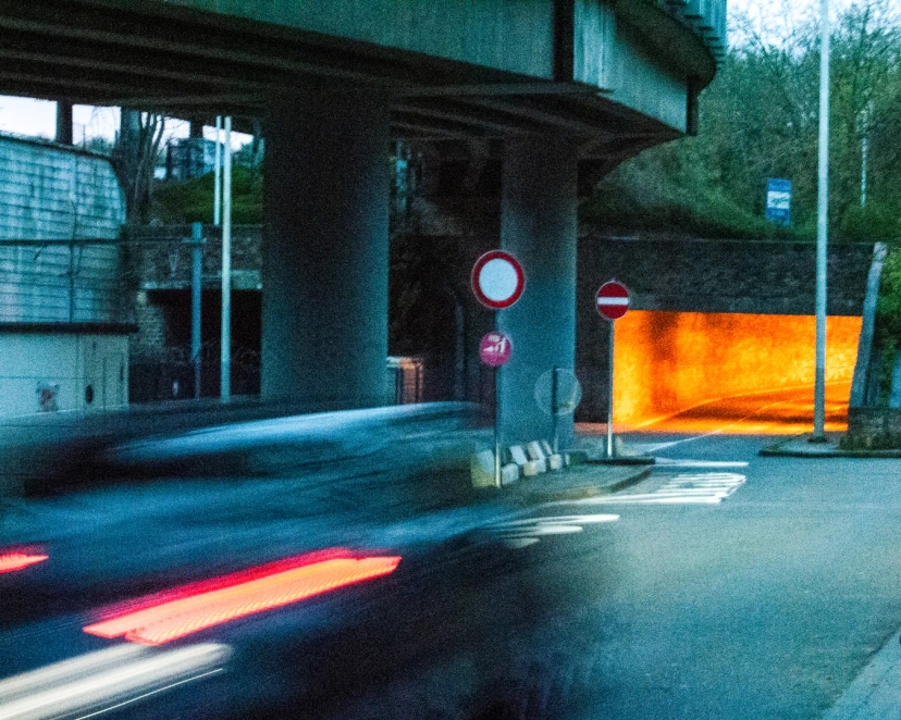 Voiture entrant dans un tunnel flou de mouvement produit pour l'appel d'offre de la biennale de Venise