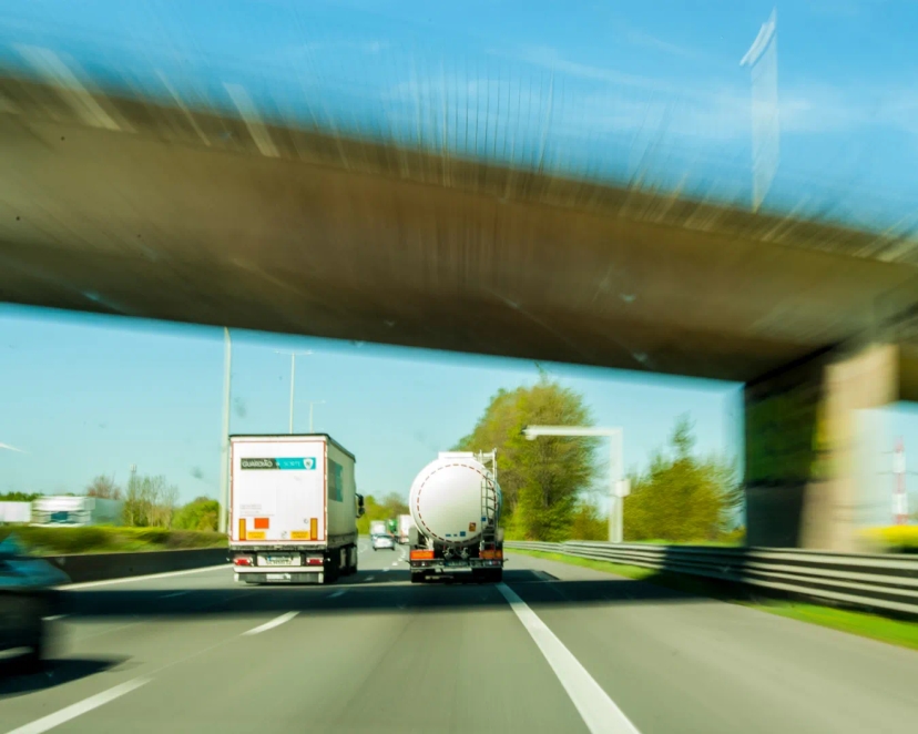 Camion citerne sur l'autoroute flou de mouvement