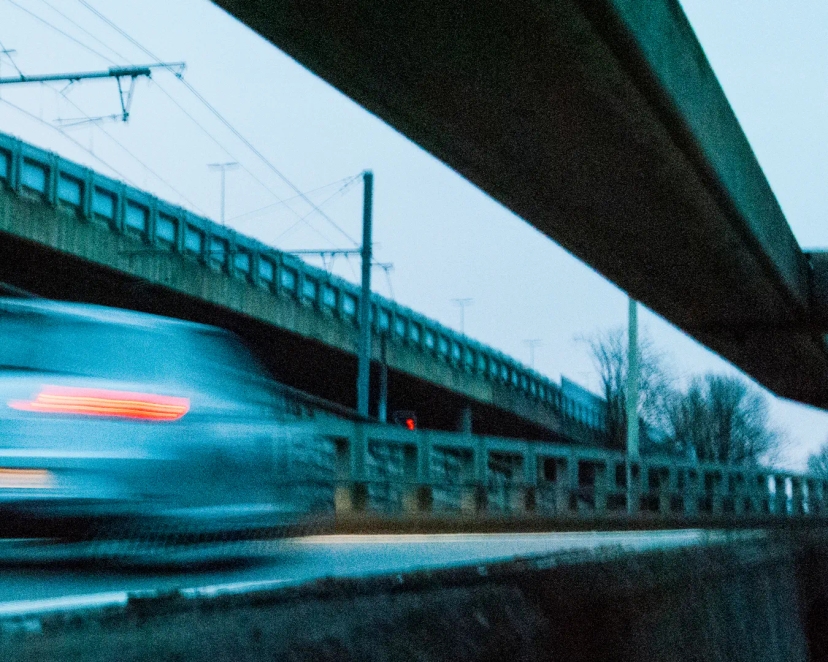 Voiture entrant dans un tunnel flou de mouvement