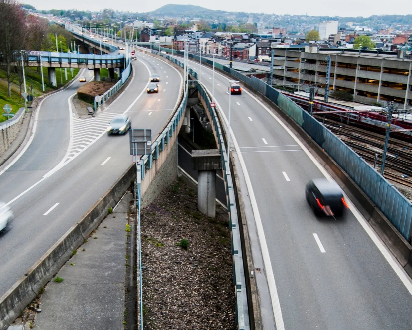 Voitures sur un pont autoroutier