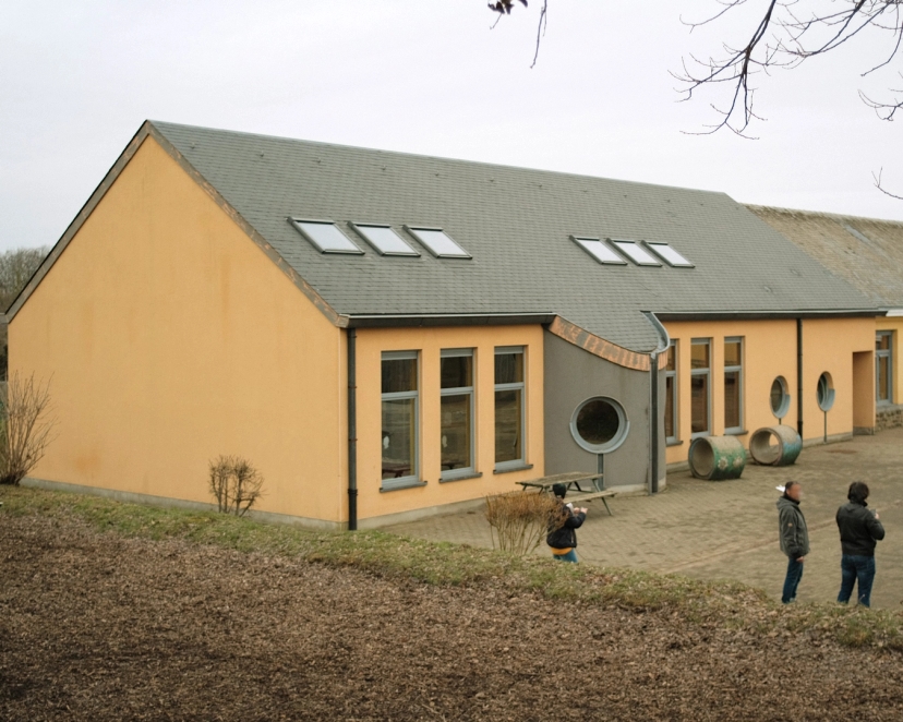 Vue en surplomb de la cours d'une école à agrandir en région germanophone