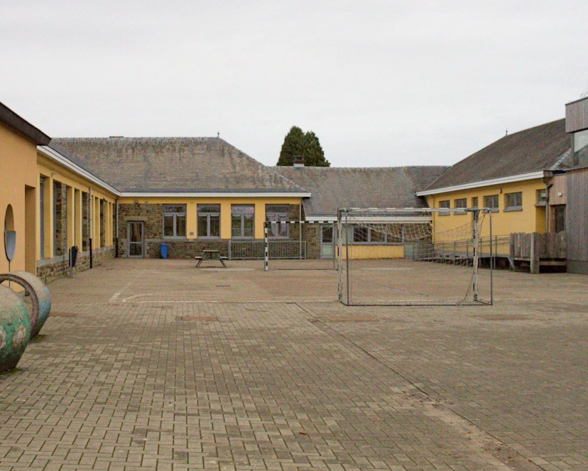 Cour d'une école faisant l'objet d'un concours pour la désignation d'un architecte