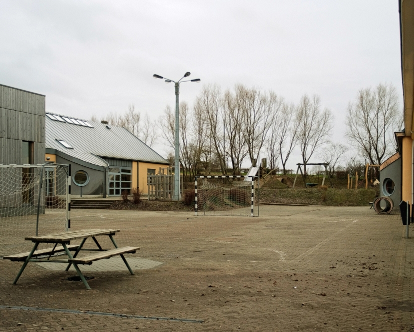 Vue sur le fond de la cour de l'école de Walhorn