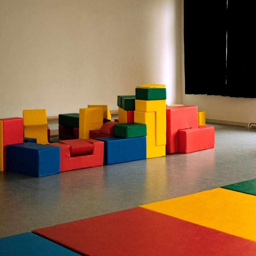 Des tapis et des jeux colorés dans une classe de l'école, inspiration pour le projet d'architecture