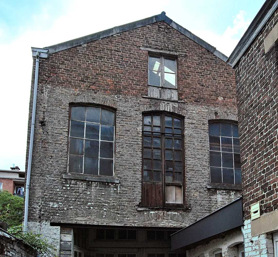 Ancienne Façade en brique d'un hall industriel à Verviers