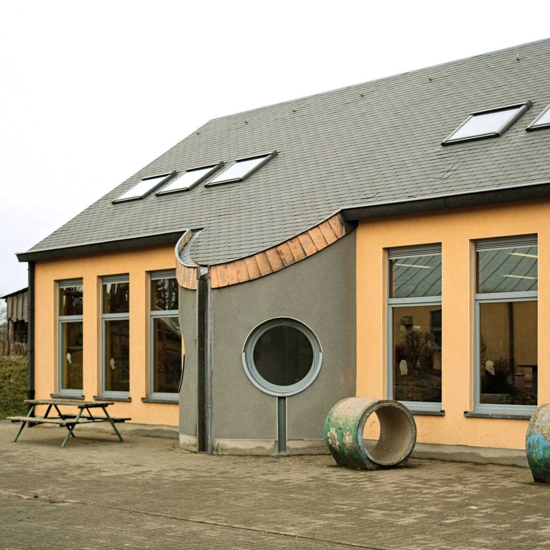Façade d'une école à agrandir à Walhorn dans le cadre d'un concours d'architecture mené par le bureau d'architecture liégeois N8