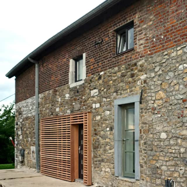 Façade d'une ferme transformée en habitation à Soumagne par le bureau d'architecte N8