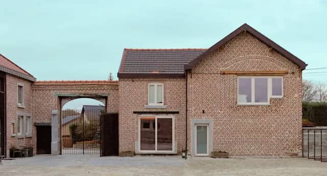 Photographie d'architecture depuis la cour de ferme