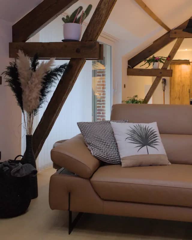 Nouveau salon dans les anciennes charpentes